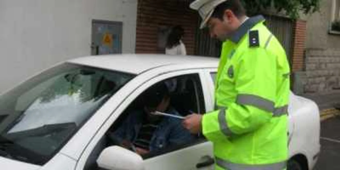 Peste 300 de şoferi au fost amendaţi de poliţiştii rutieri în a doua zi de Crăciun FOTO: Adevărul