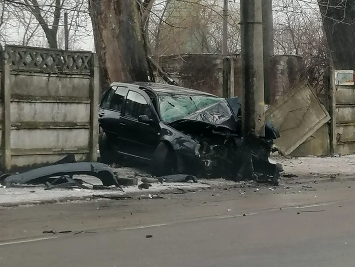 Maşina implicată în accident a fost distrusă aproape în totalitate FOTO GSDG
