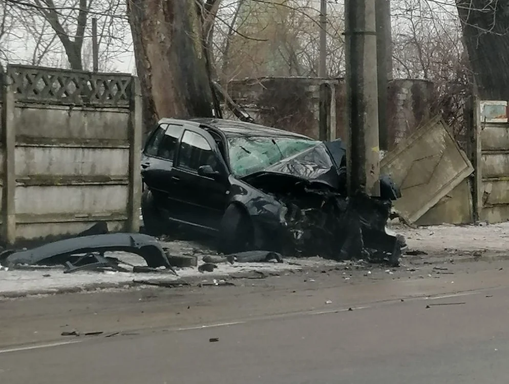 Maşina implicată în accident a fost distrusă aproape în totalitate FOTO GSDG