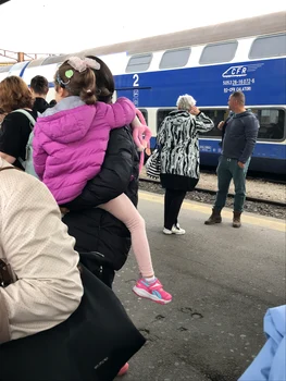Silvia Dumitrescu așteapă trenul în Gara de Nord Sursa Click!