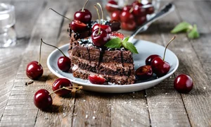 Tort de ciocolata cu cirese  Sursa foto shutterstock 1459193222 jpg