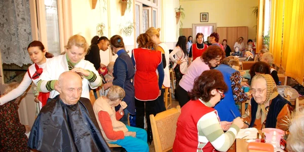 Voluntarii de la "Spiru Haret" oferă servicii gratuite bătrânilor de la cămin