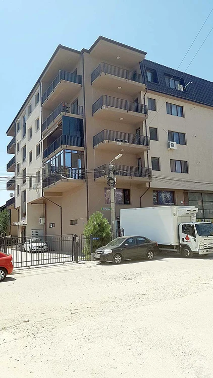 Blocul din Dobroeşti unde locuieşte tenismena