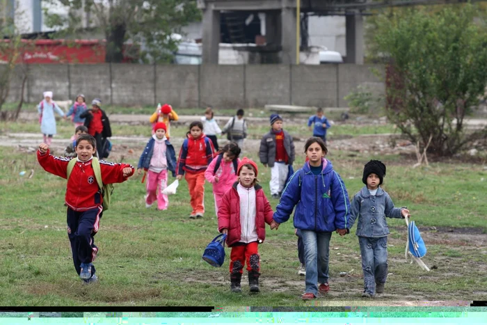 Copiii romi îşi flutură ghiozdanele-n vânt şi se întorc veseli de la şcoală; Foto: Adevărul; Eduard Enea