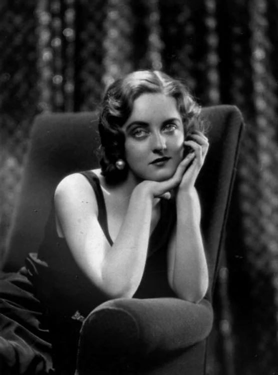 Bette Davis a fost prima femeie la conducerea Academiei Americane de Film și Științe
