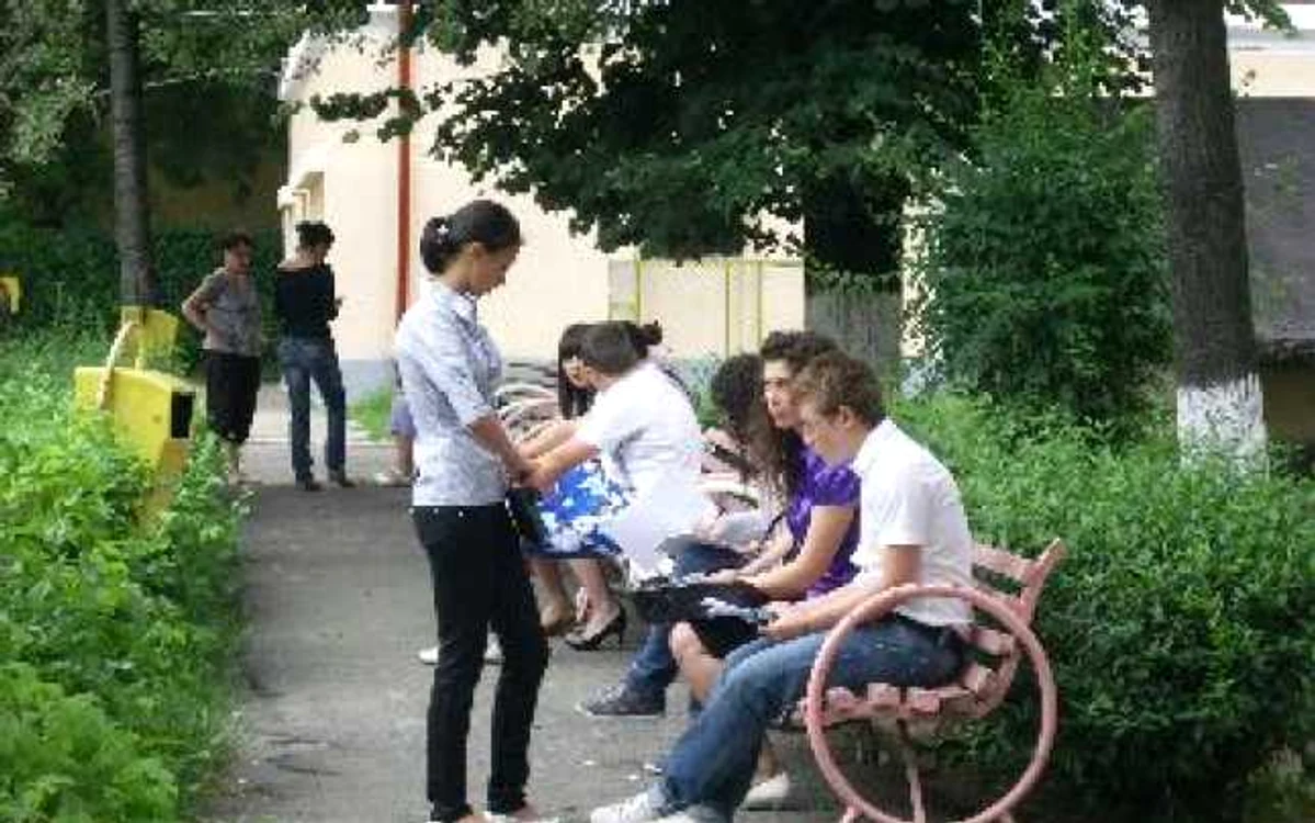 Bacău: Mai mulți bani pentru elevii majori