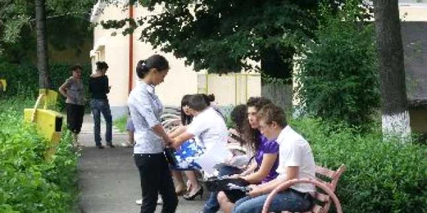 Bacău: Mai mulți bani pentru elevii majori