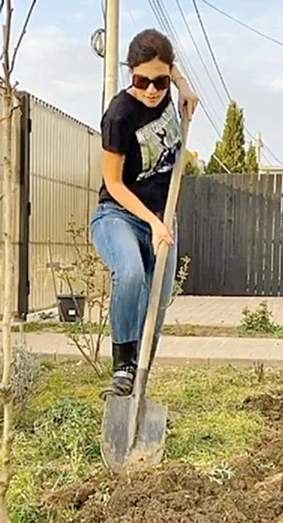 Ioana, în curtea din Dragomirești