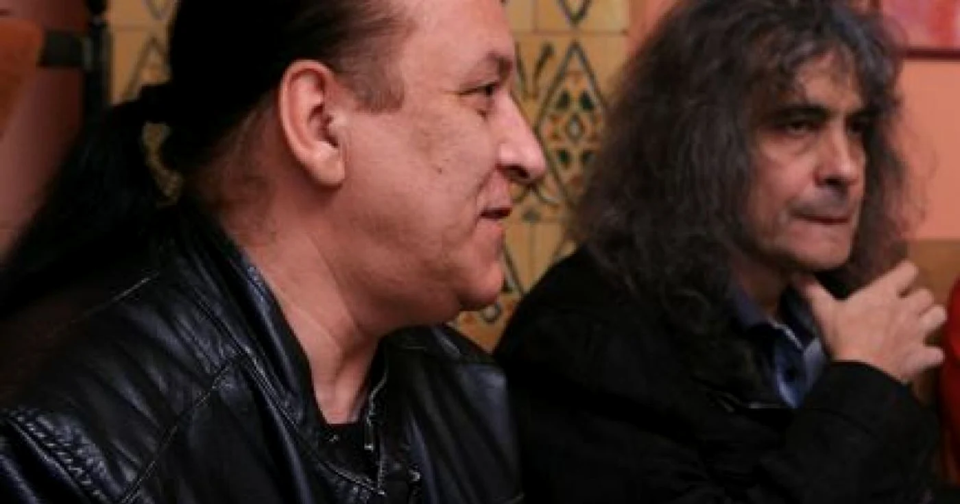 Nelu Dumitrescu (stânga) este bateristul trupei Iris