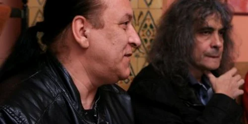 Nelu Dumitrescu (stânga) este bateristul trupei Iris