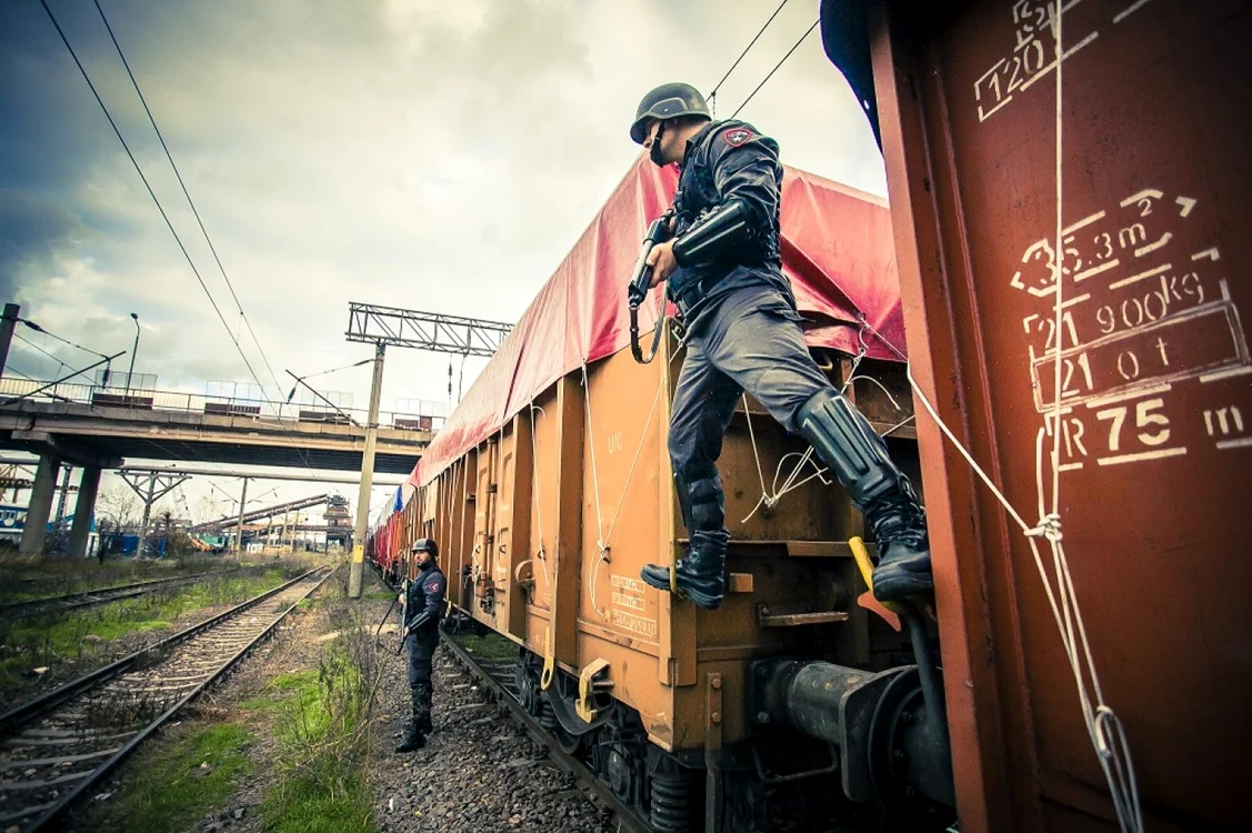 Agenţi specializaţi în gardarea trenurilor                                                    FOTO One Star Security