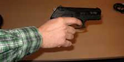 Pistolul se află acum în custodia poliţiştilor Foto:arhivă