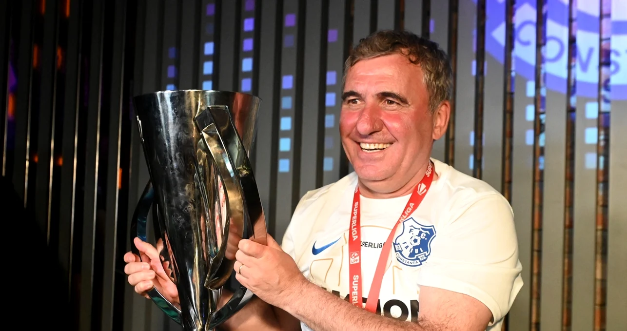Gică Hagi, în fața unui nou trofeu, după ce a câștigat campionatul. Foto Adevărul