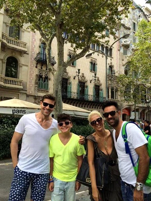 Raluca Bădulescu a fost la Barcelona cu soţul Florin, dar şi cu fostul, Vali Pungă, şi cu fiul lor de 11 ani