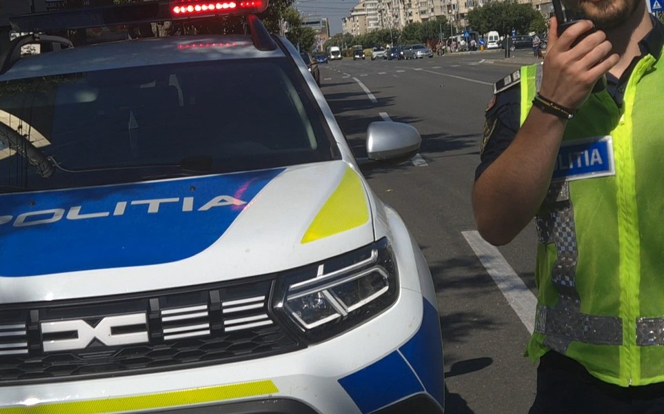 Trei polițiști rutieri din Botoșani, cercetați după ce ar fi trecut cu vederea infracţiunile şi contravenţiile comise de mai mulți șoferi