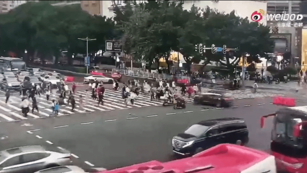 Măcel pe o trecere de pietoni din China. Momentul în care un șofer intră în mulțime. Ce face apoi VIDEO
