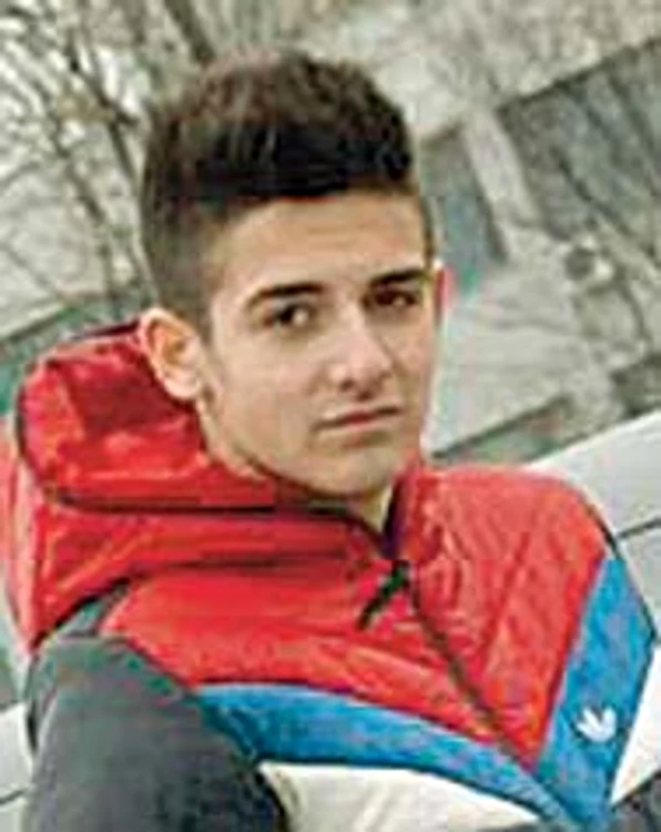 Maşina îmbrăcată în  catifea se poate spăla la  jetul de apă, dar Cristi  spune că preferă să o  cureţe cu aspiratorul