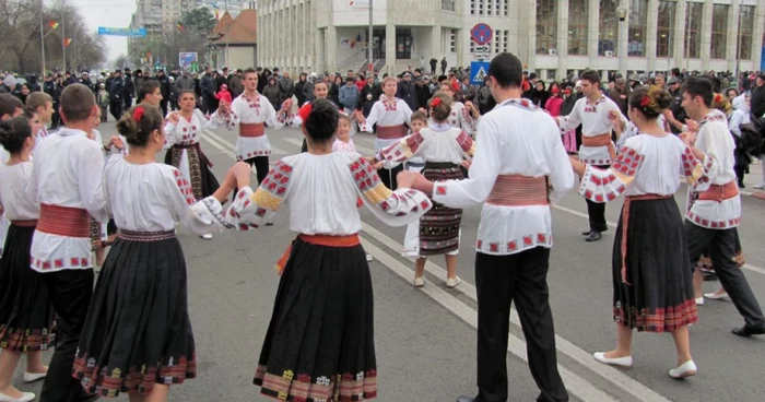 Telermănenii se prind în horă de Ziua României foto: Claudiu Dumitrache