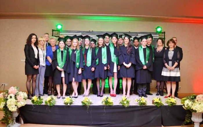 prima promotie transylvania college foto