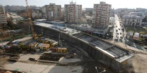 Pasajul suprateran ar putea fi inaugurat cu o întârziere de câteva luni. Foto: Victor C. Boldîr
