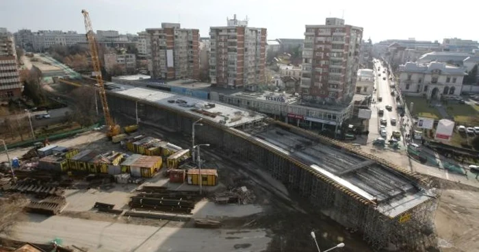 Pasajul suprateran ar putea fi inaugurat cu o întârziere de câteva luni. Foto: Victor C. Boldîr