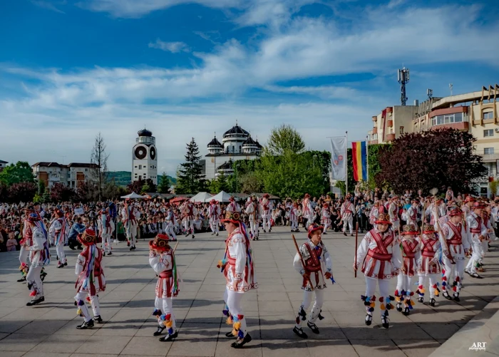 Paradă spectaculoasă a costumelor populare, la Mioveni. Maramele au strălucit, fluierele au cântat, iar căluşarii au jucat FOTO/VIDEO