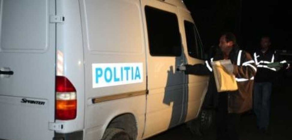 Bărbat găsit mort sub duș, de către familie. Polițiștii fac cercetări 