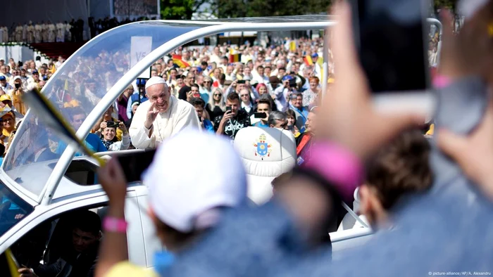 Papa Francisc, întâmpinat de numeroşi credincioşi la Blaj, în timpul vizitei în România (2019) 