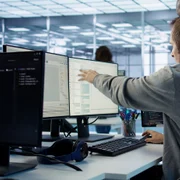 Lucrătorii in IT sunt printre cei mai bine plătiți români  Sursa Freepik com jpg