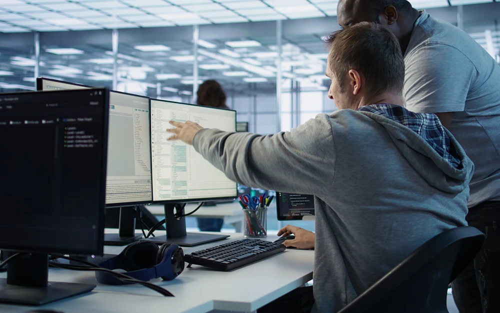 Ce locuri de muncă au cei mai bine plătiți români: „Sunt la serviciu de luni până vineri și muncesc 13–15 ore pe zi”