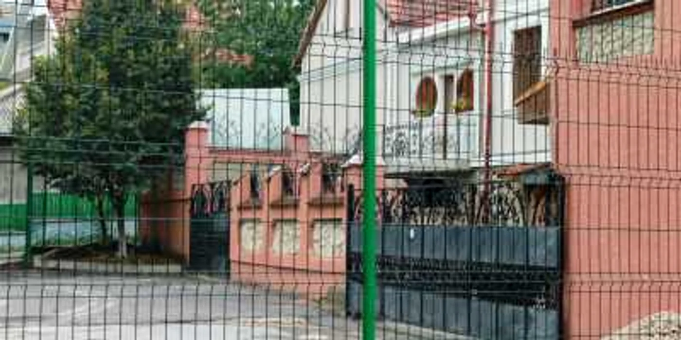 În data de 3 septembrie, familia Arnăut a îngrădit terenul disputat cu vecinii