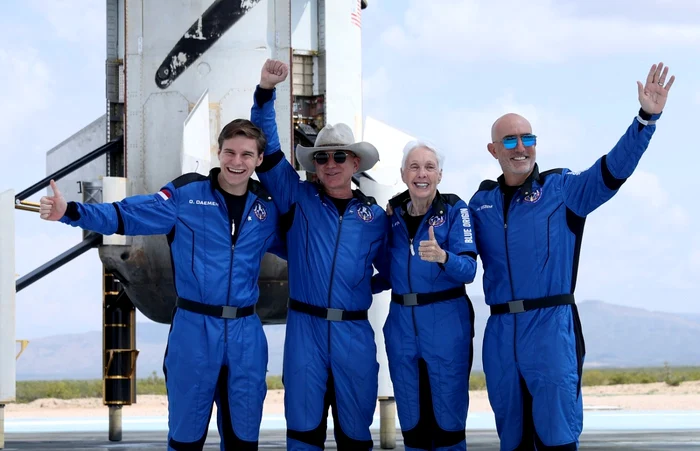 Jeff Bezos alături de ceilalţi turişti spaţiali ai misiunii Blue Origin / FOTO Getty Images