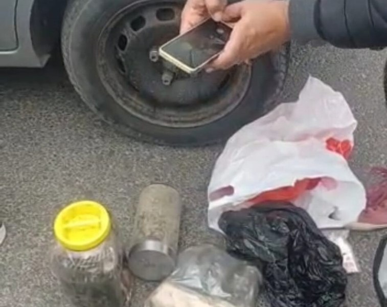 Cinci kilograme de droguri care ar fi urmat să fie vândute în Bucureşti, descoperite în maşina unui bărbat din Vrancea