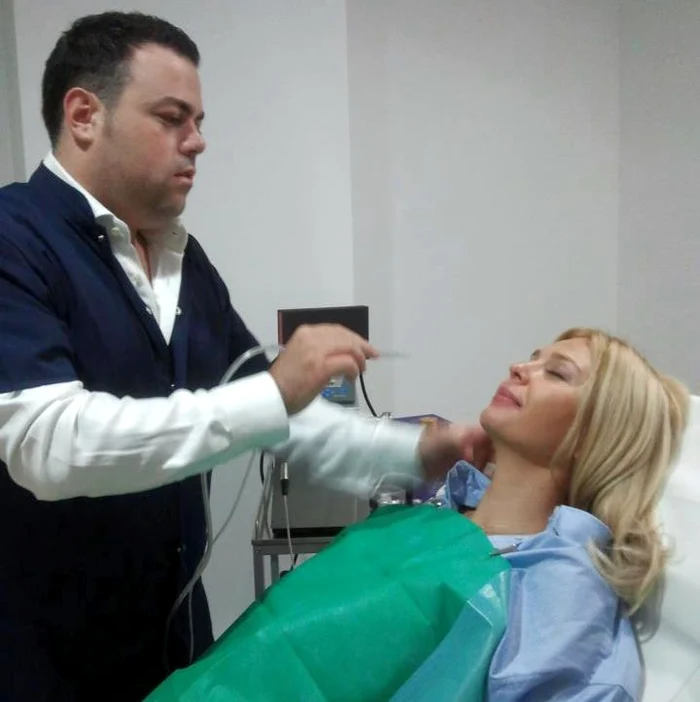 
    Crina Matei își menține tenul cu peeling facial.  