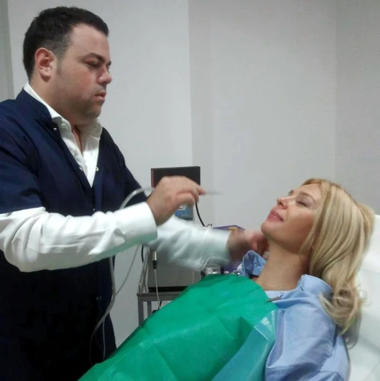 
    Crina Matei își menține tenul cu peeling facial.  