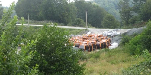 Cabinele telegondolelor au fost aduse pentru a fi montate