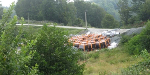 Cabinele telegondolelor au fost aduse pentru a fi montate