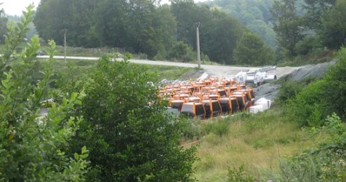 Cabinele telegondolelor au fost aduse pentru a fi montate