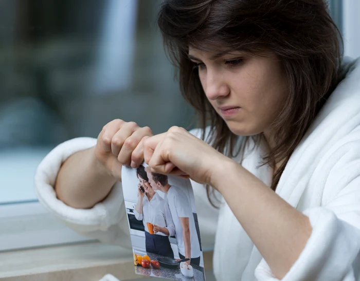 Cum îţi revii după o despărţire? Încearcă pe cât posibil să scapi de tot ce îţi aminteşte de persoana lui, poze, haine, cadouriFoto: Click!