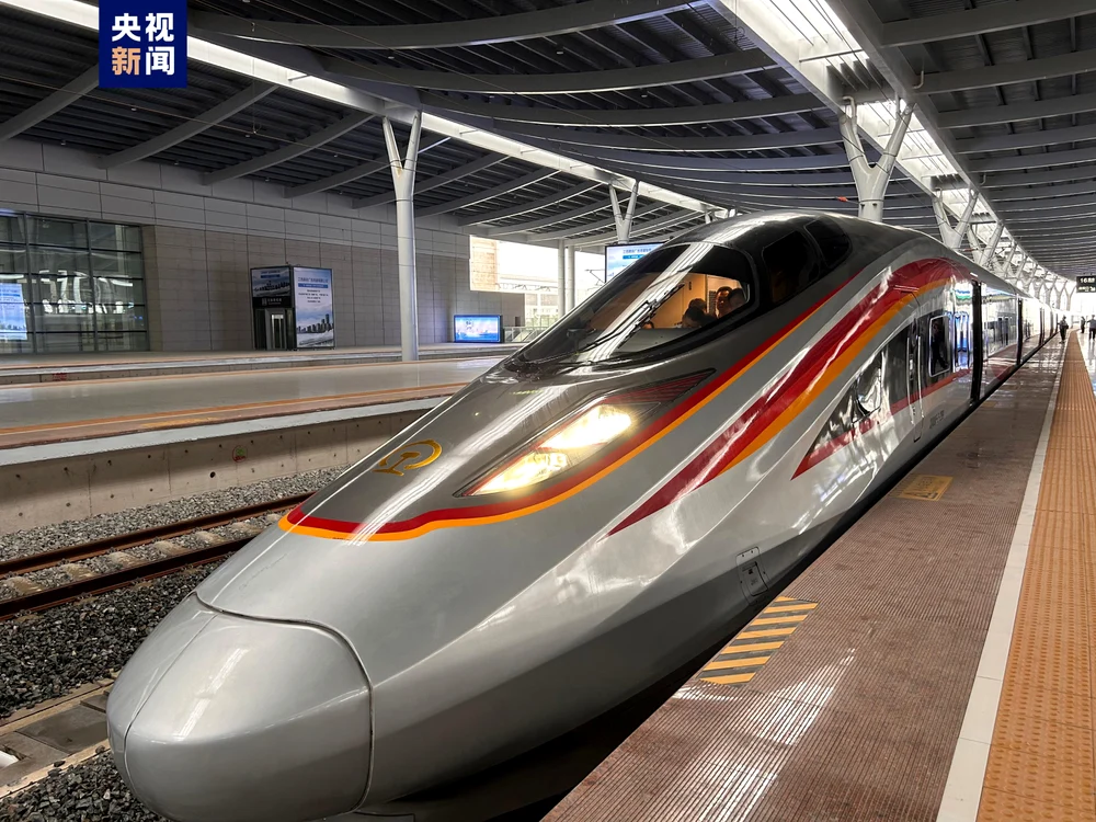 Tren din China care circulă deasupra apei FOTO Twitter
