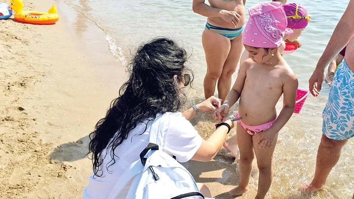 
    Voluntarii le-au pus copiilor brăţări cu datele părinţilor  