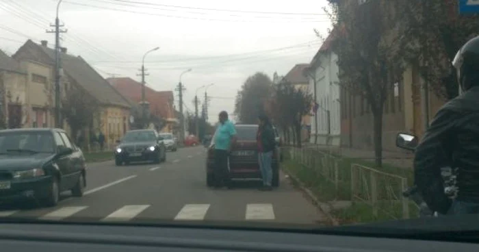 Romii dintr-un cartier de la marginea Careiului sunt transportaţi cu mai multe maşini la vot