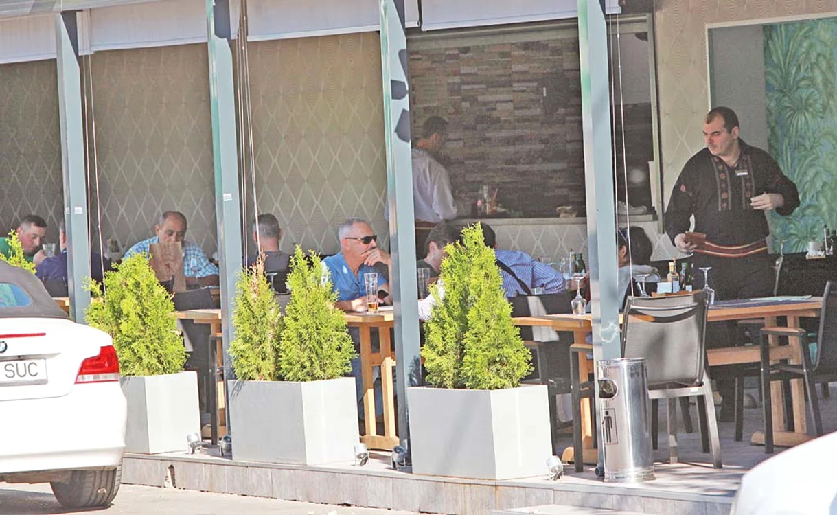 
    “La Cocoşatu”, ieri, grătarele erau încinse şi muşteriii se înfruptau din celebrii mici  
