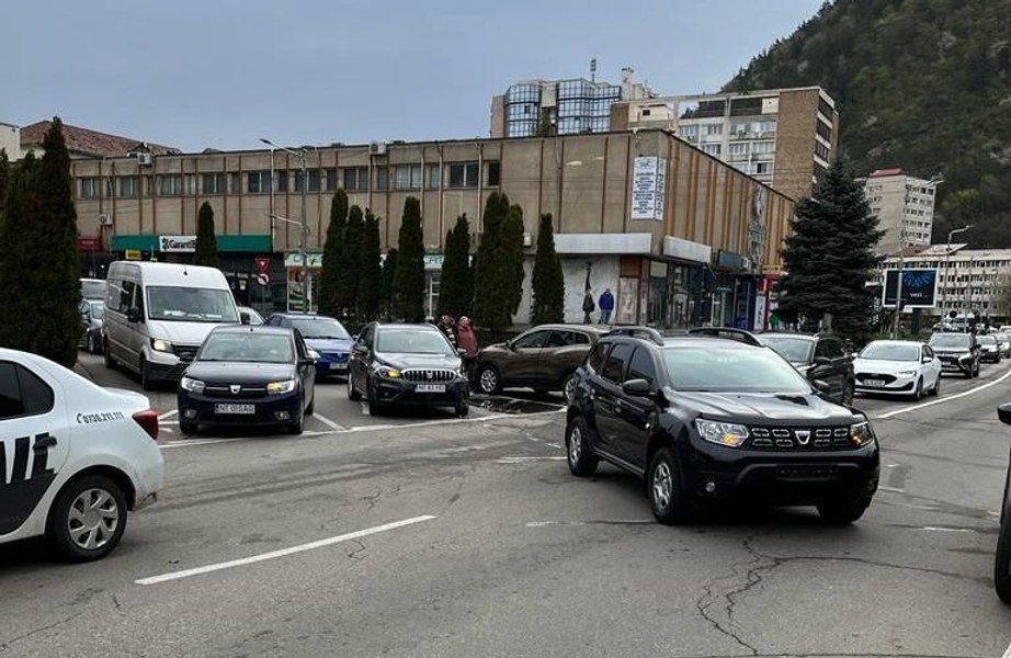 Maşina prefectului de Neamț, implicată într-un accident. Un bătrân nu a acordat prioritate și a rămas fără permis