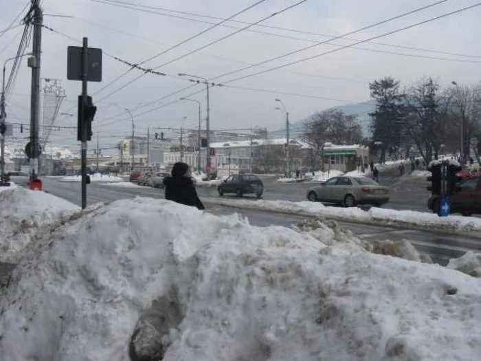 Munţi de zăpadă străjuiesc străzile principale din oraş