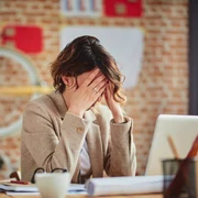 Femeie trista stresata birou angajata FOTO Shutterstock