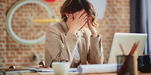 Femeie trista stresata birou angajata FOTO Shutterstock