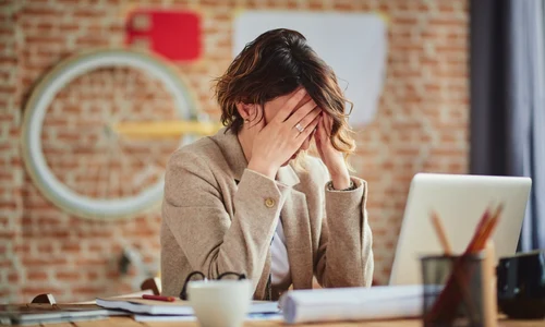 Femeie trista stresata birou angajata FOTO Shutterstock