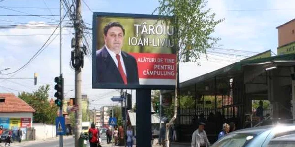 Copac taiat ca sa se vada un afis electoral