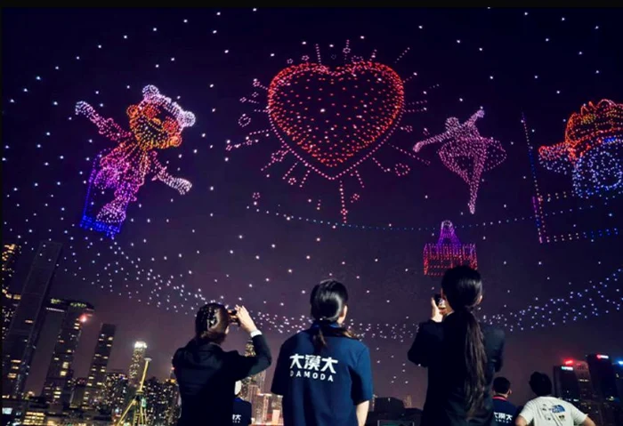 Pe cer au apărut și alte „desene” (Foto: Guinness World Records)